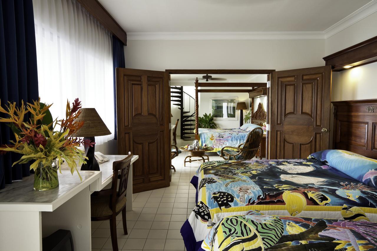 Manta Ray Bay Resort Колониа Экстерьер фото