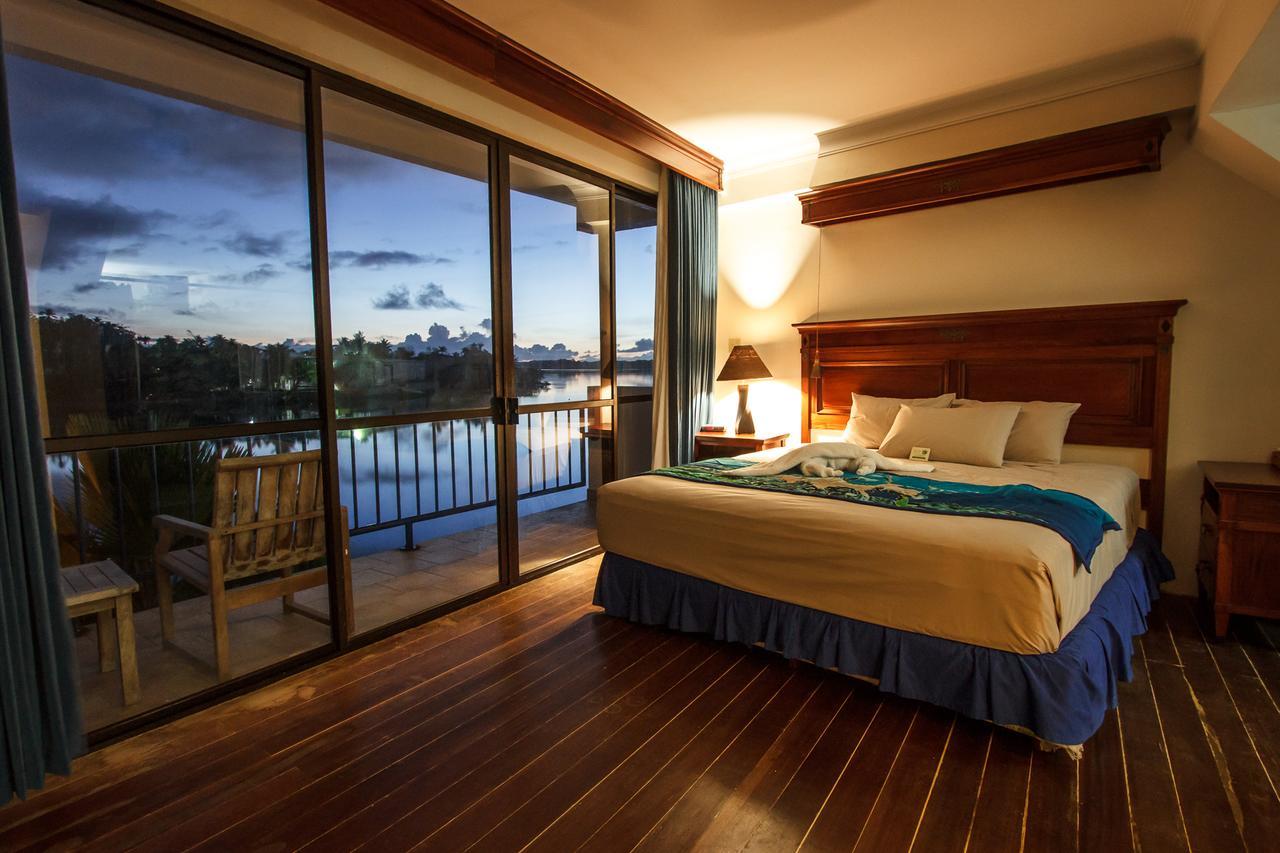 Manta Ray Bay Resort Колониа Экстерьер фото