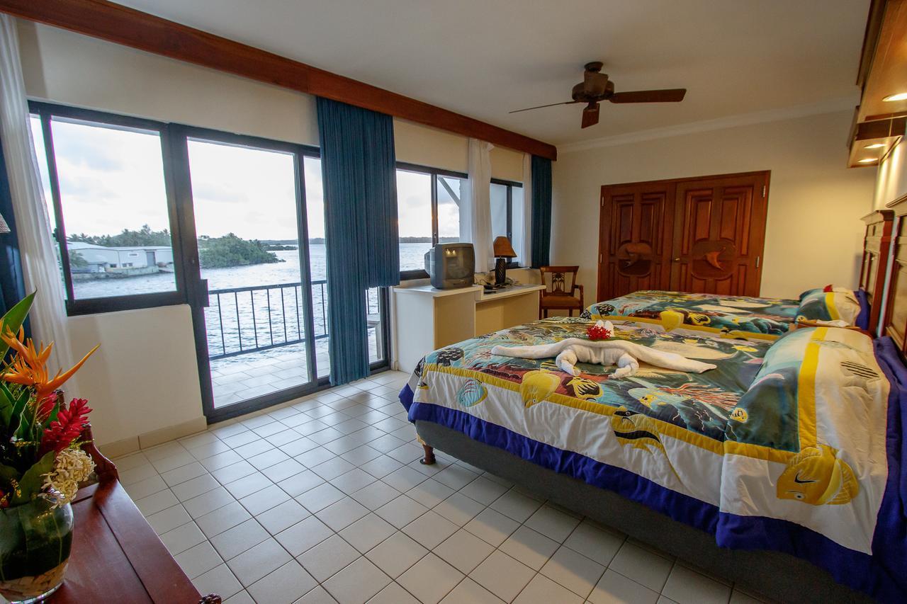 Manta Ray Bay Resort Колониа Экстерьер фото