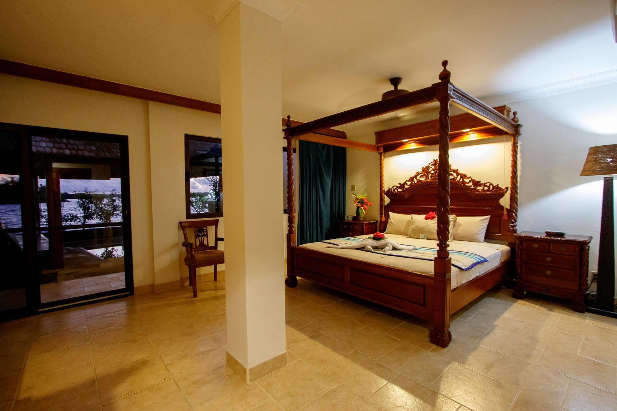 Manta Ray Bay Resort Колониа Экстерьер фото