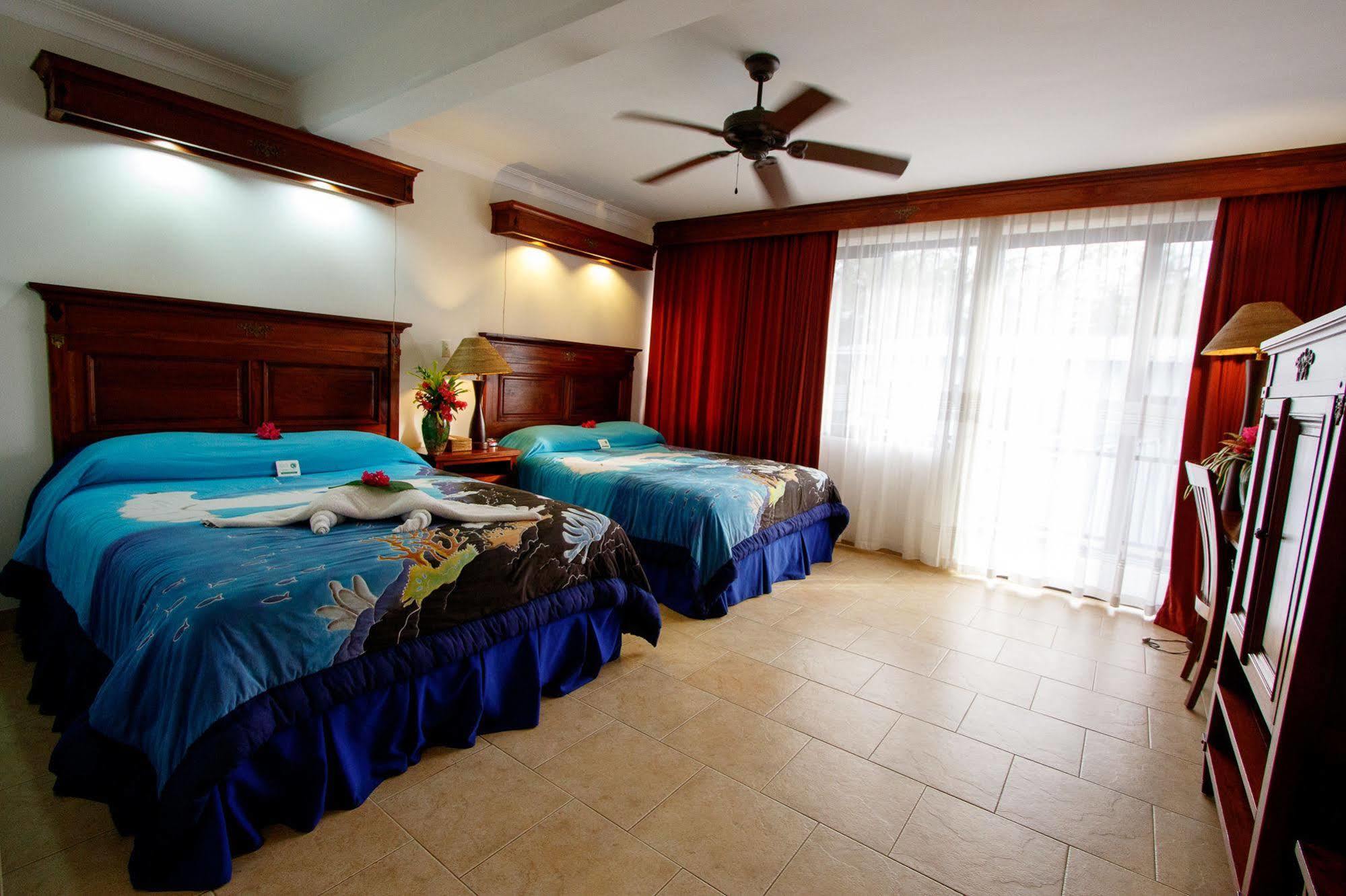 Manta Ray Bay Resort Колониа Экстерьер фото