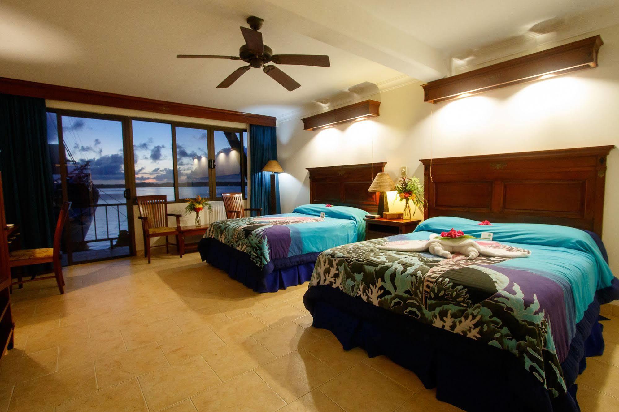 Manta Ray Bay Resort Колониа Экстерьер фото