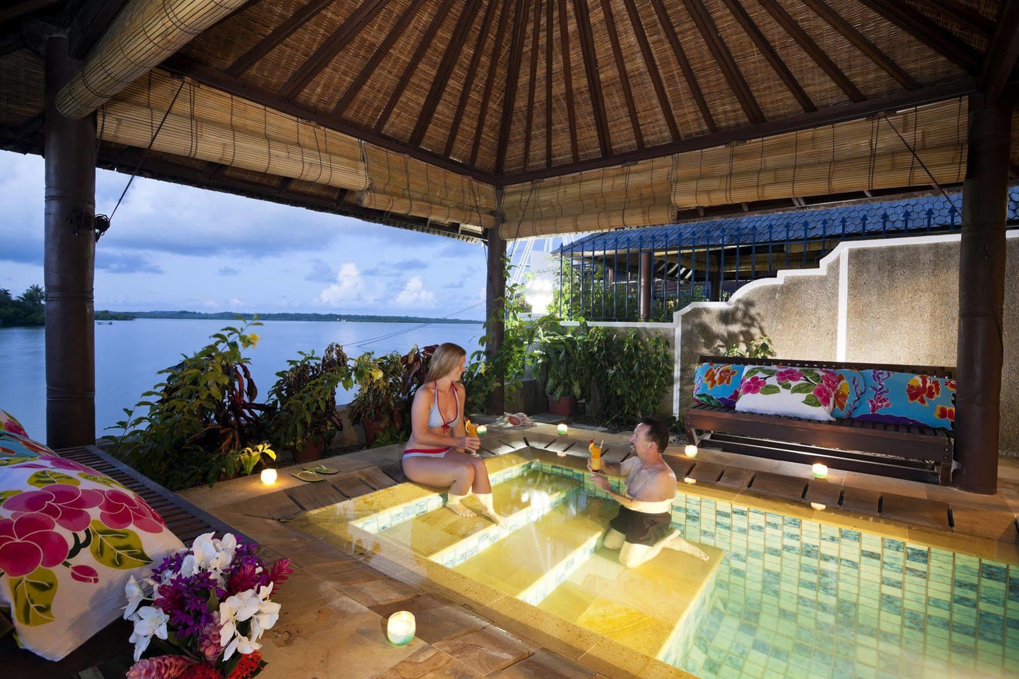 Manta Ray Bay Resort Колониа Экстерьер фото