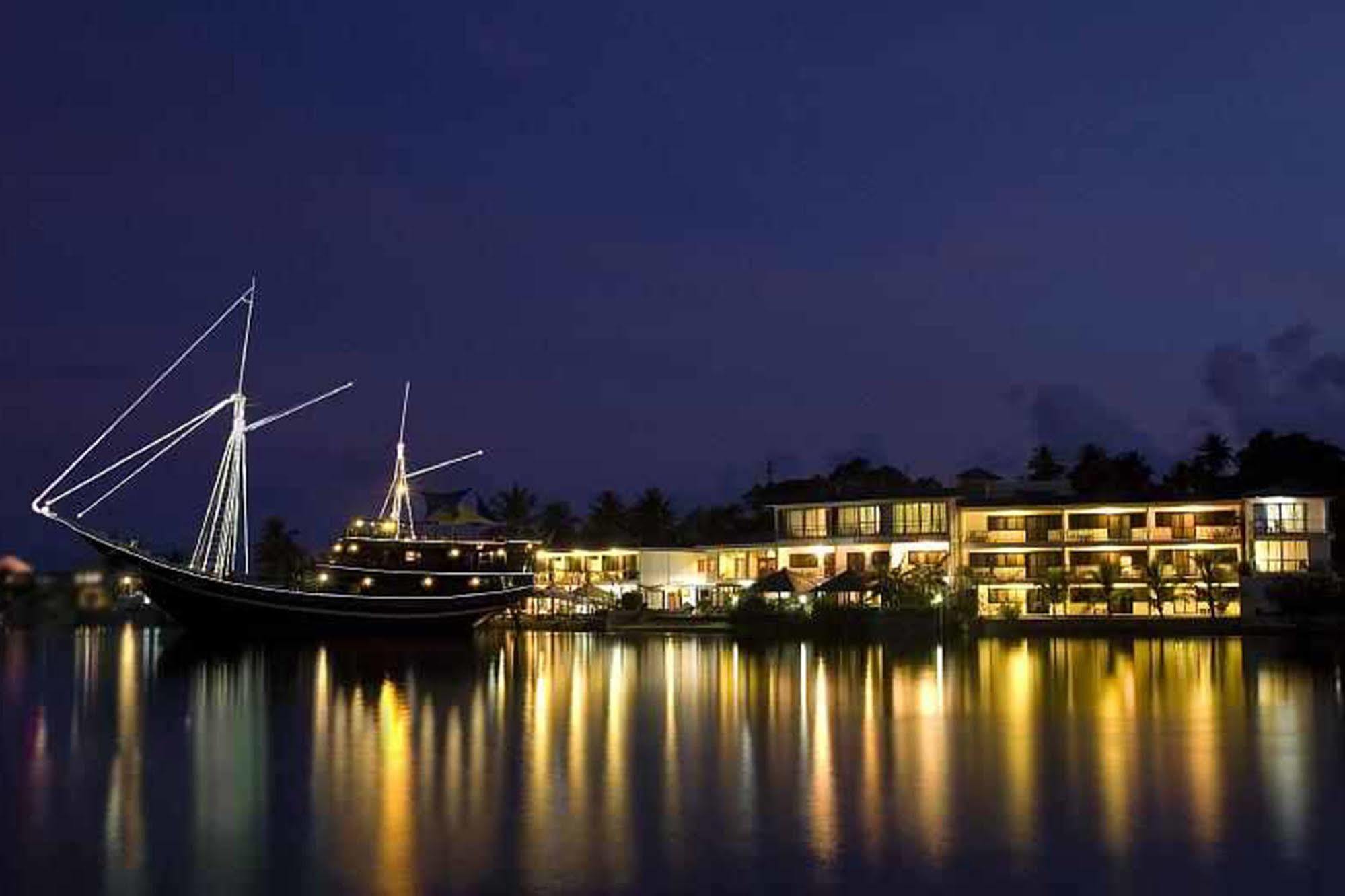 Manta Ray Bay Resort Колониа Экстерьер фото